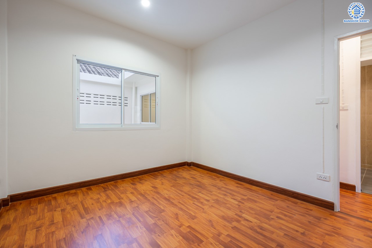 บ้านมือสองตกแต่งใหม่ ม.ซื่อตรง รัตนาธิเบศร์ หน้าโครงการติดรถไฟฟ้า "สถานีไทรม้า"!! เนื้อที่ 26 ตร.ว. ฟังก์ชัน 3 ห้องนอน 2 ห้องน้ำ 1 ที่จอดรถ ทำเลใกล้ เซ็นทรัลรัตนาธิเบศร์ และทางด่วน "งามวงศ์วาน"